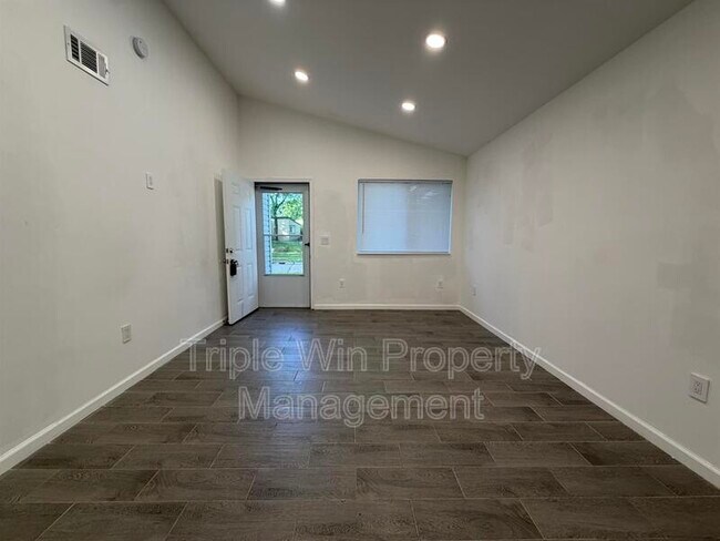 Foto del edificio - 1332 Langholm Dr