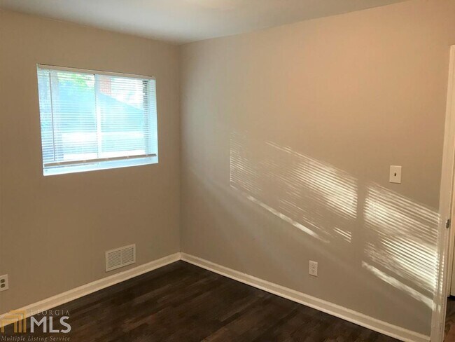 Foto del edificio - 1458 Clermont Ave