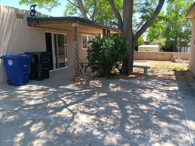 Building Photo - 3 Bedroom, 1 Bath Home Located in NE ABQ! ...