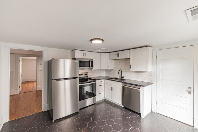 Building Photo - 409 W 1st St