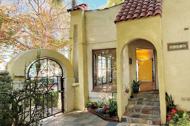 01-Entrada - 632 N Sycamore Ave