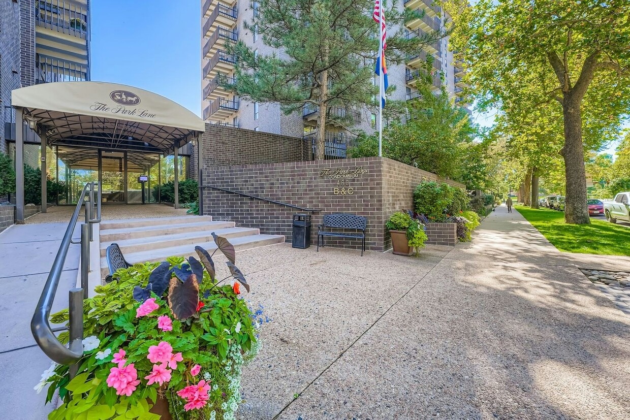 Foto principal - 460 S Marion St Pkwy