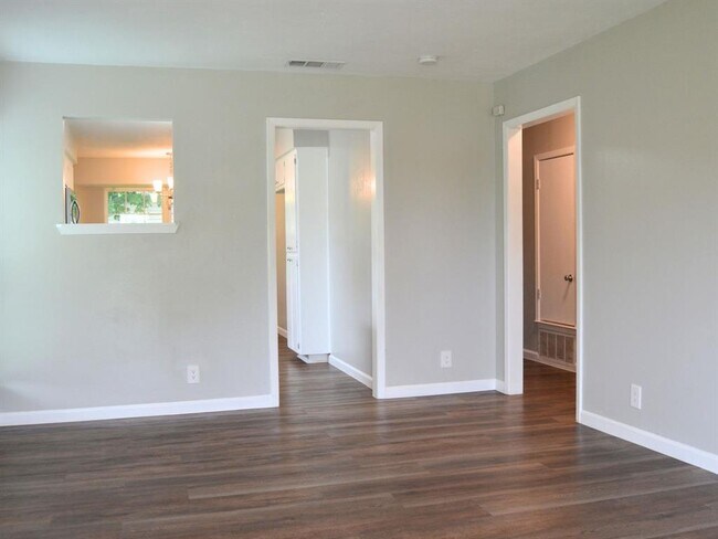 Building Photo - 12400 Tree Line Dr