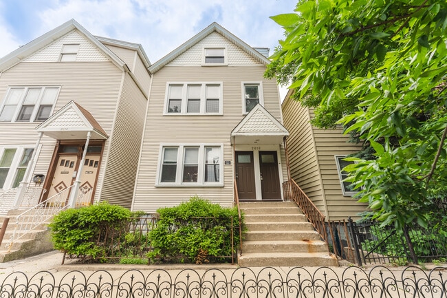 Building Photo - 2616 N Marshfield Ave
