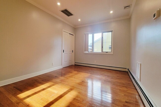 Building Photo - 164 Main St