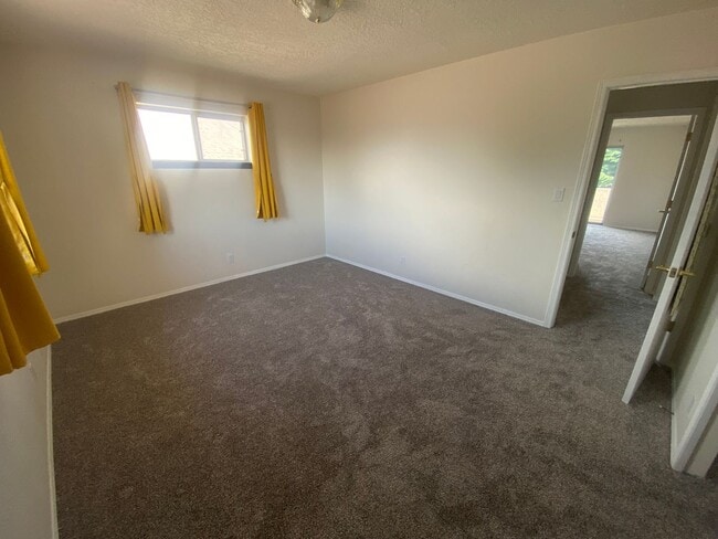 Building Photo - Fully Updated 3BR/2.5BA in Desirable Lampl...