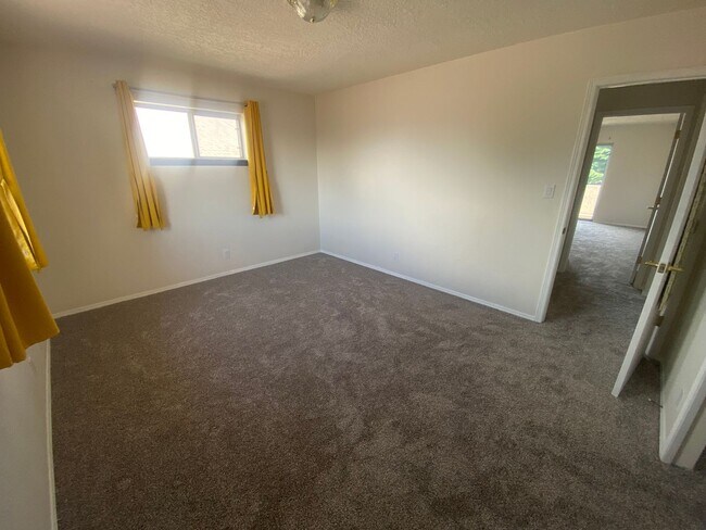 Foto del edificio - Fully Updated 3BR/2.5BA in Desirable Lampl...