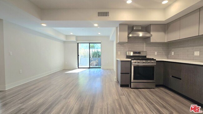 Foto del edificio - 5030 Rosewood Ave