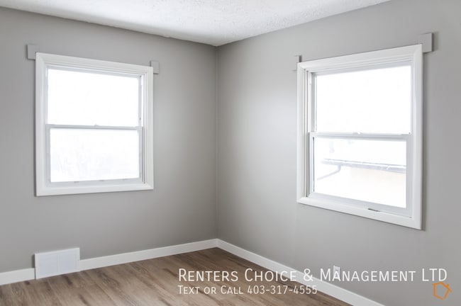 Building Photo - Pet Friendly Suite with Driveway Parking & Private Laundry