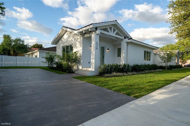 Building Photo - 3 br, 2.5 bath House - 6530 SW 15th St