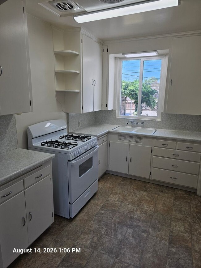 Foto del edificio - 748 E San Joaquin Ave