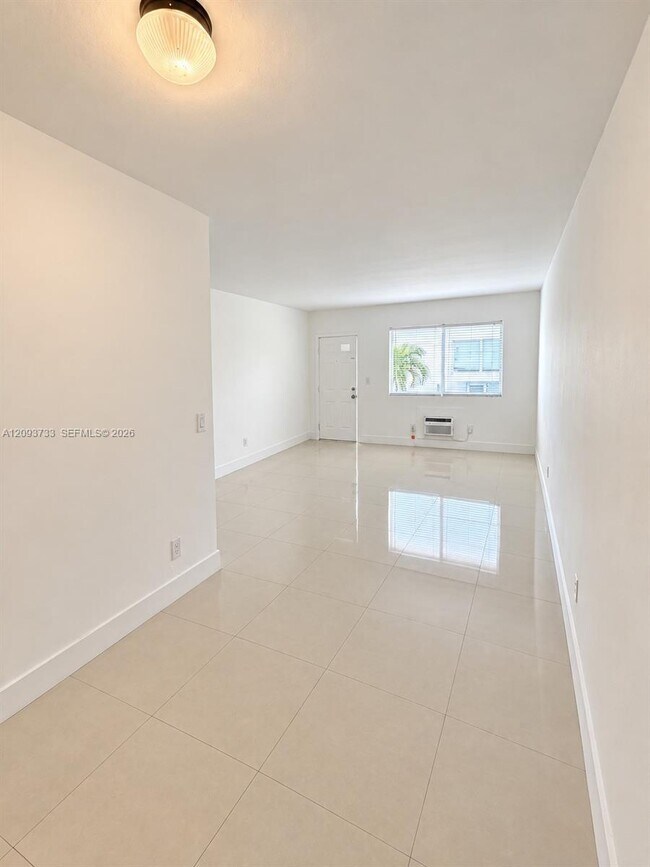 Foto del edificio - 8215 Crespi Blvd