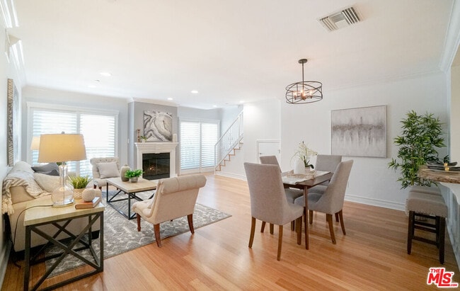 Foto del edificio - 123 S Clark Dr