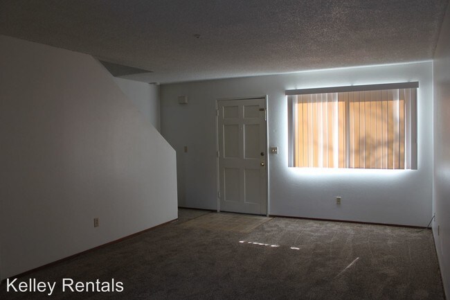 Building Photo - 98-104 Lark Center Dr
