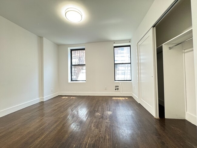 Building Photo - 2112 Regent Pl