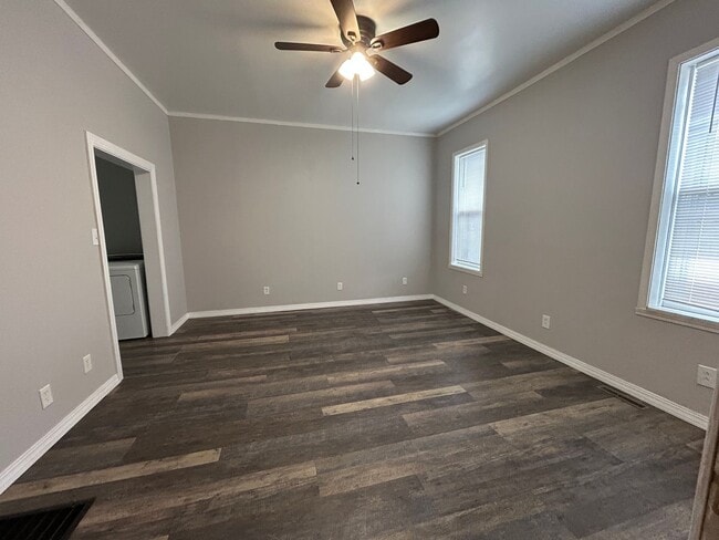 Foto del edificio - Nice-sized 2-bedroom 1-bath home with a large back yard.