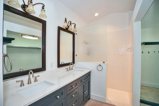 Building Photo - 73 Admirals Ct