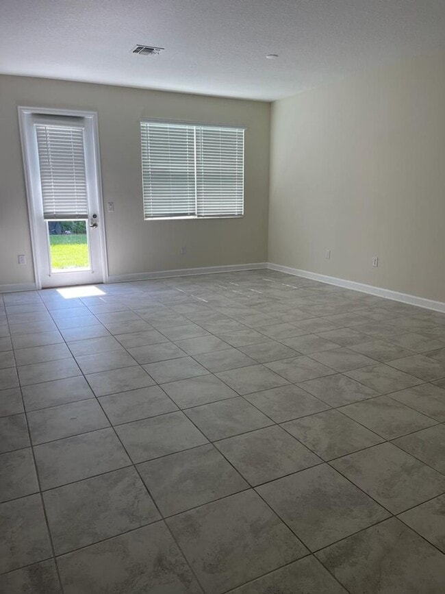 Building Photo - 3 Bed 2.5 Bath Townhouse