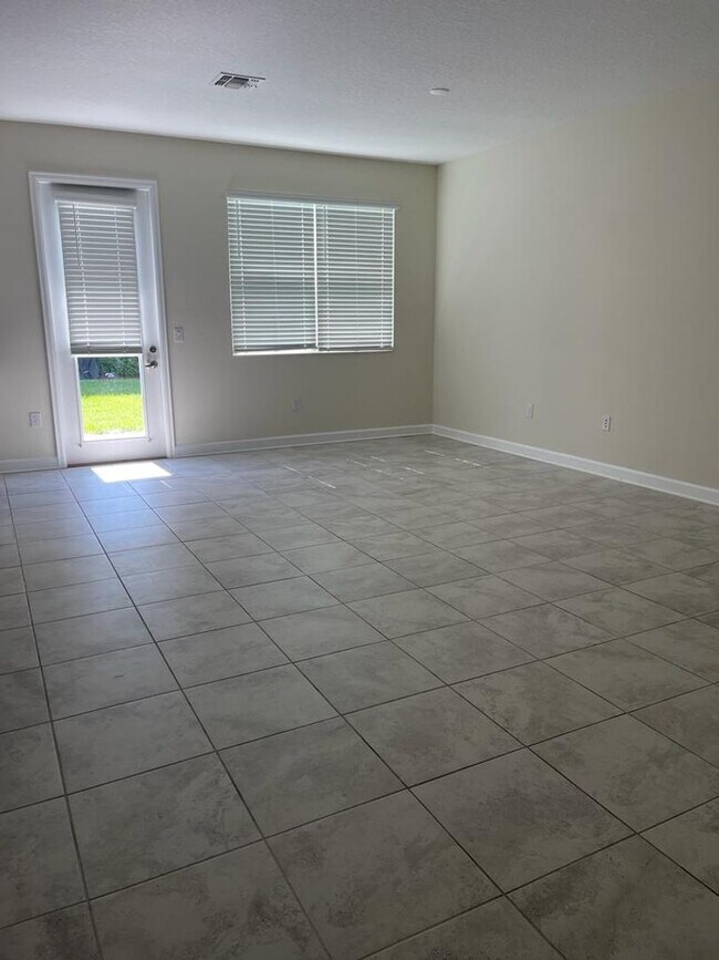 Foto del edificio - 3 Bed 2.5 Bath Townhouse