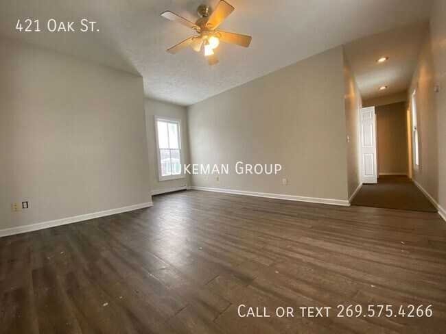 Building Photo - 421 Oak St