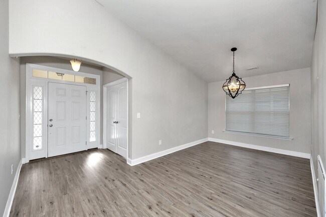 Foto del edificio - 4BR Brick Home in Triana · Bob Jones High · $1,995/mo