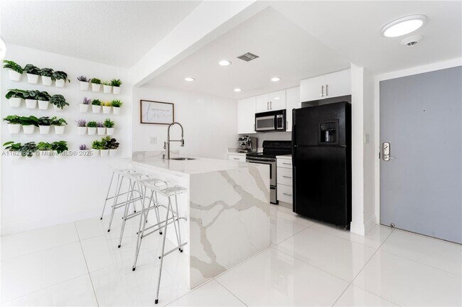 Foto del edificio - 600 NE 36th St