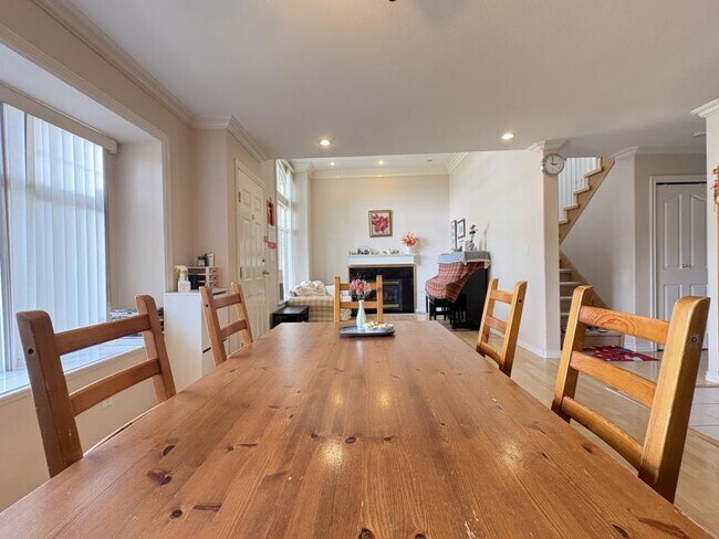 Photo du bâtiment - 3 bedroom in Burnaby BC V5H 2S3