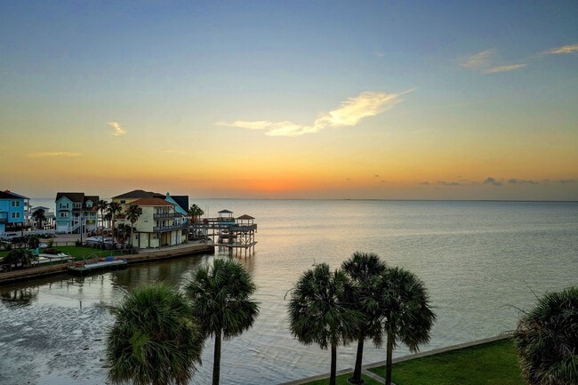 Building Photo - 22621 Bay Point Dr