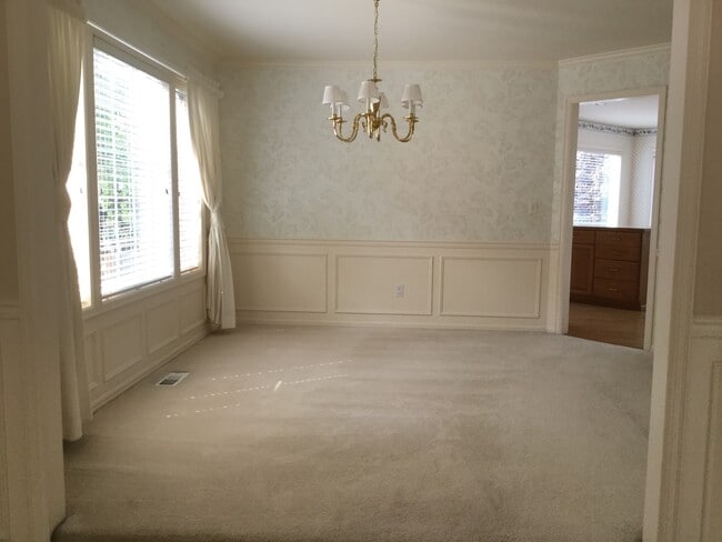 Building Photo - RARE OPPORTUNITY - 4 beds and 2.5 bath in ...