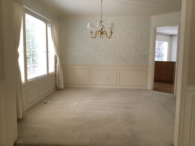 Foto del edificio - RARE OPPORTUNITY - 4 beds and 2.5 bath in ...