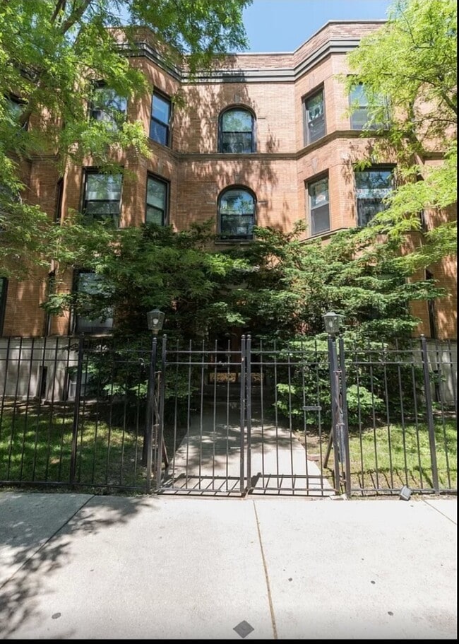 Building entry - 902 W Grace St