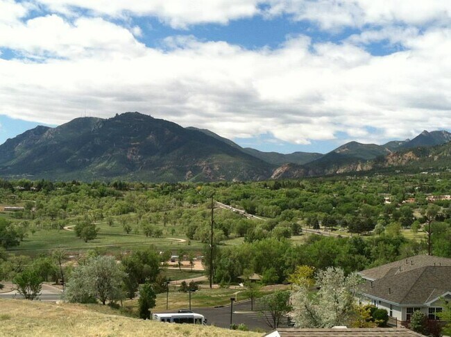 Foto del edificio - Incredible Location on this 3 Bedroom 2 Ba...