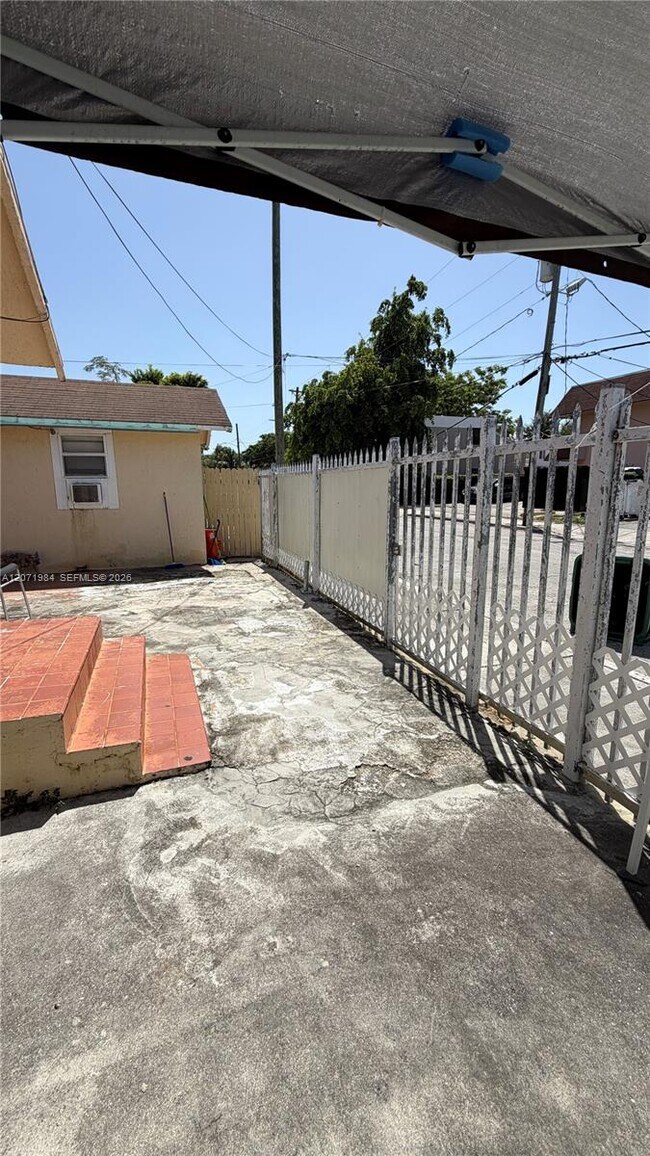 Foto del edificio - 2027 NW 1st Terrace