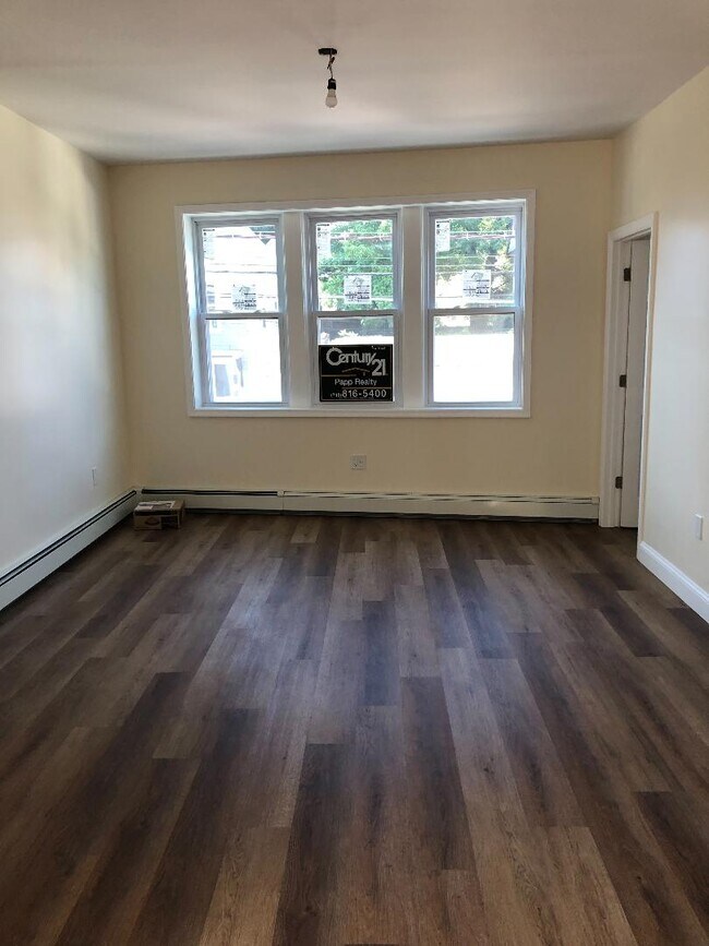 Building Photo - 851 Castleton Ave