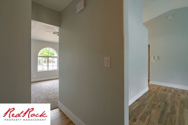 Foto del edificio - 3 Bedroom Home With 2 Car Garage In St. George