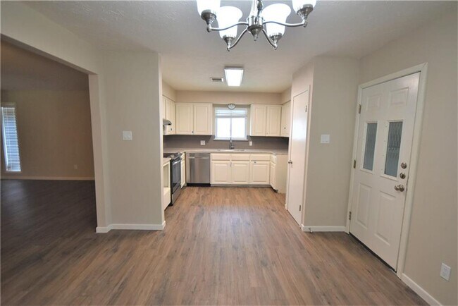 Building Photo - 208 Terlingua Dr