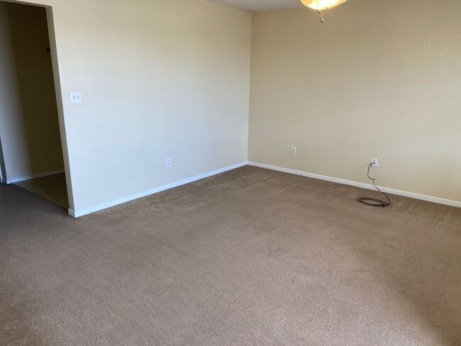 Building Photo - Cute 2 bedroom!