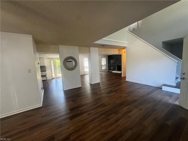 Foto del edificio - 4033 Foxwood Dr