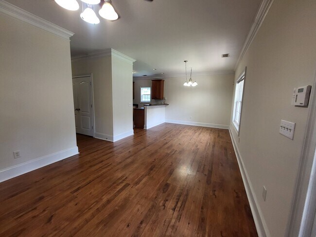 Building Photo - 4bed/4bath Eastside Home!