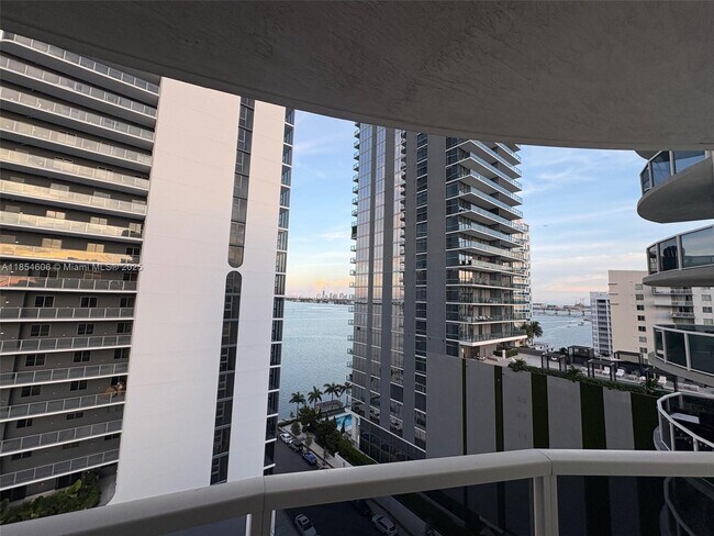 Foto del edificio - 601 NE 23rd St