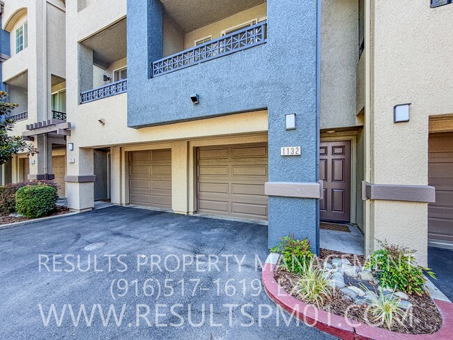 Foto del edificio - Spacious Two Bedroom Townhome w Attached Garage