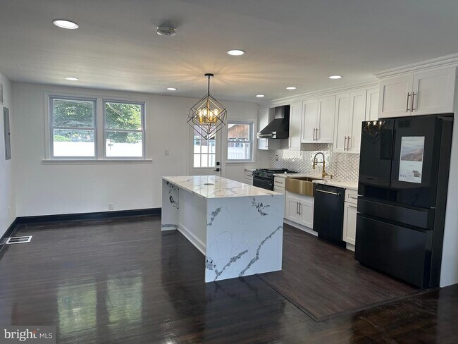 Building Photo - 415 N Springfield Rd