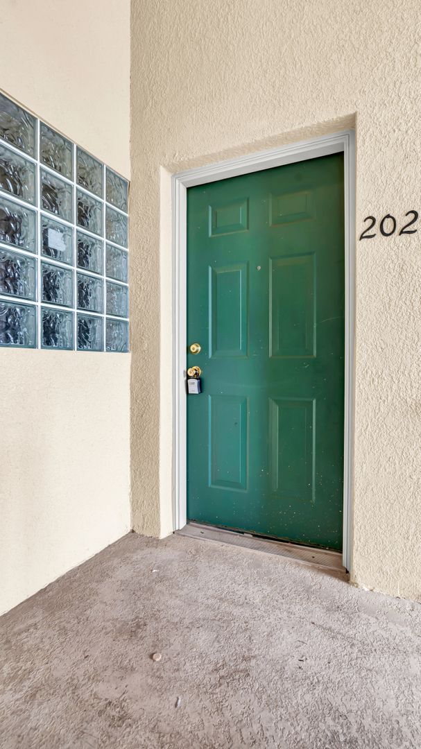 Building Photo - 3 bedroom 2 bath Riverview Condo