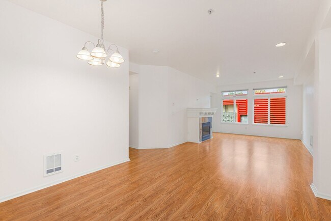 Building Photo - 2 Bedroom 1.75 Bath Condo - Seattle