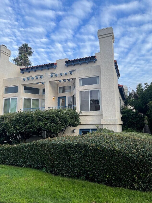 Foto principal - Point Loma 3 Bedroom 2 1/2 Bath Loft Style Townhome