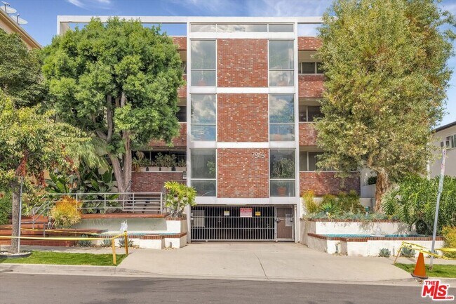 Foto del edificio - 7949 Selma Ave