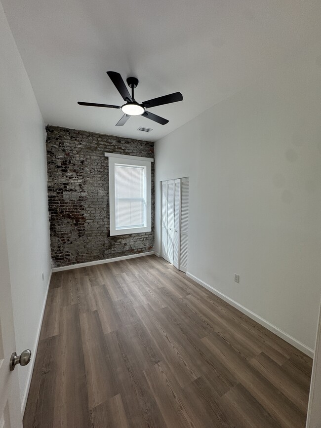 Building Photo - 839 S Jackson St