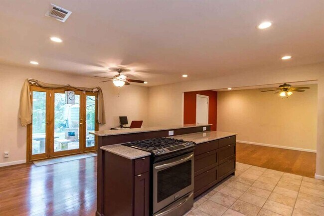 Foto del edificio - 1207 Fieldcrest Dr