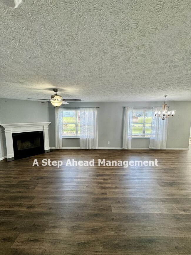 Foto del edificio - 17053 Stroud - 4 Bed/2.5 Bath in Westfield