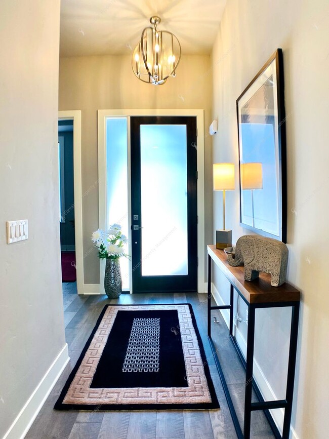 Building Photo - *UNFURNISHED* Luxury 3BR - 3.5 BA Deschute...